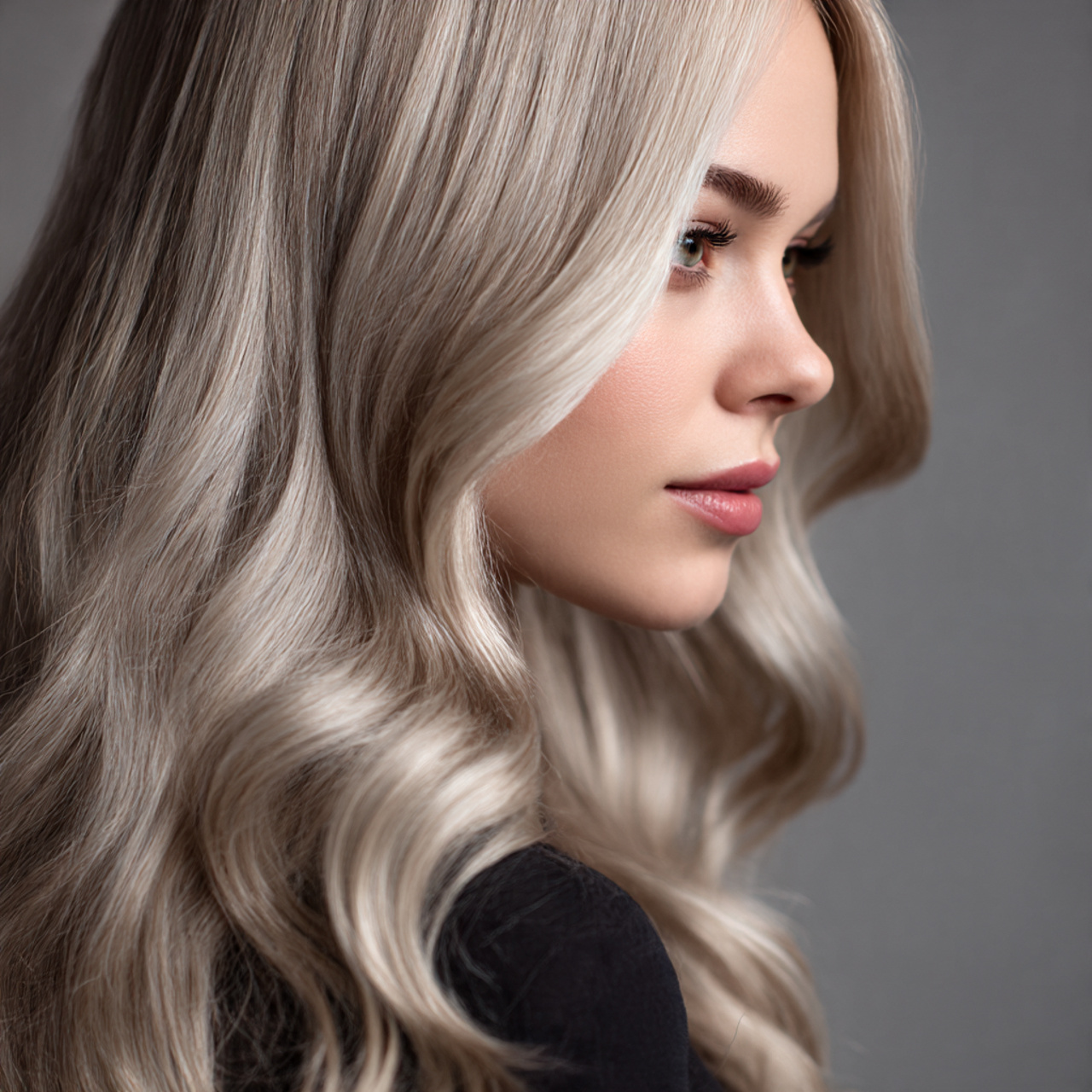 Smokin' Ash Blonde Wavy Hair Color That Turns Heads Instantly 7 close up of smokin ash blonde wavy hair 2